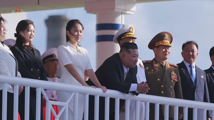 흰색 투피스 차림으로 北 김정은과 나란히 선 김주애 [뉴시스Pic]