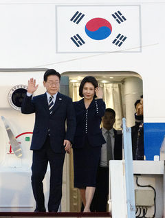 인사하는 이재명 대통령과 김혜경 여사 