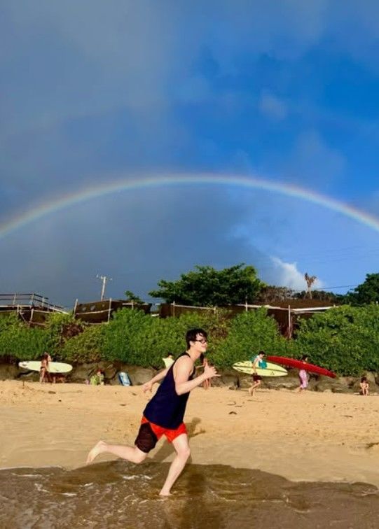 이종석, 이별 후 밝은 모습…해변서 신난 발걸음