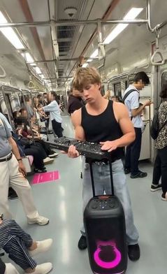 서울 지하철이 클럽?…대형 스피커 틀고 춤춘 외국인 틱톡커 '눈살'