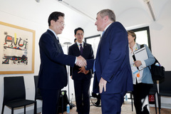 찰스 리프킨 MPA 회장과 인사하는 이 대통령