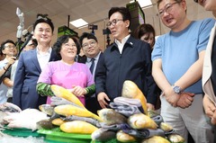 노량진 수산시장 상인과 대화하는 김민석 대표