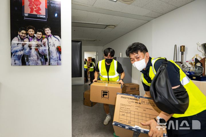 체육단체, 올림픽 핸드볼경기장 진입해 자료 등 물품 반출 [뉴시스Pic]