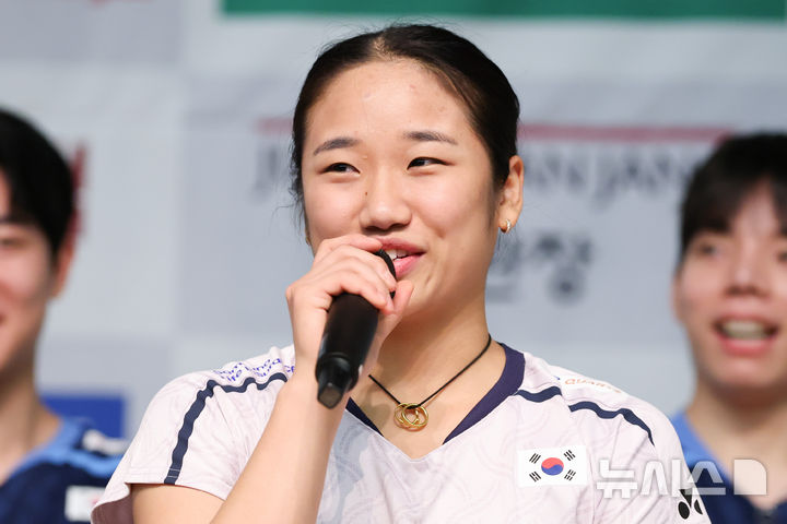 웃음 터트리는 안세영