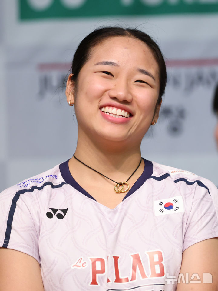 웃음 터트리는 안세영