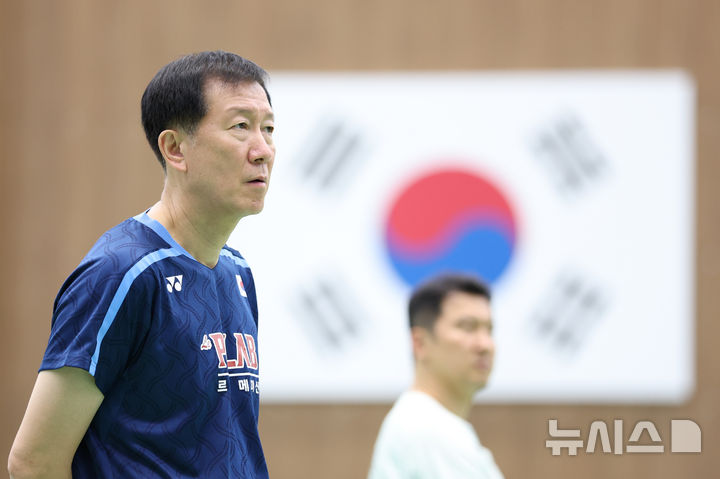 훈련 지켜보는 박주봉 감독