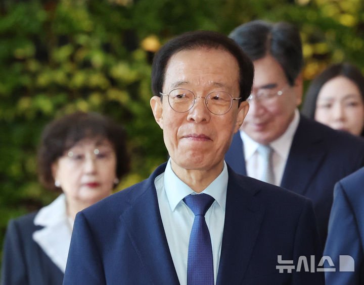 '퇴임' 이석연 "국민 눈높이서 말하려 했다… 李와 정부에 쓴소리 마다하지 않아" [뉴시스Pic]