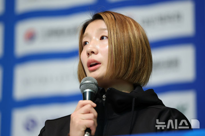 발언하는 김지수