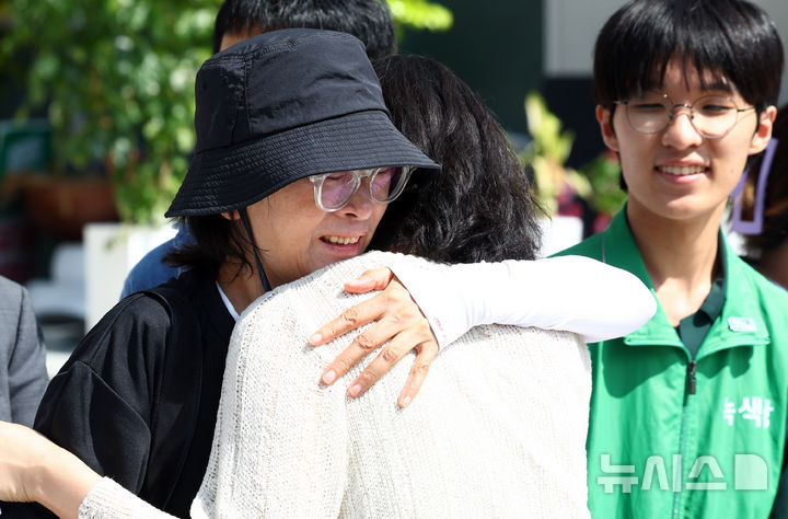 '공익신고 후 해직'지혜복 교사, 2년여 만에 학교 복귀 [뉴시스Pic]