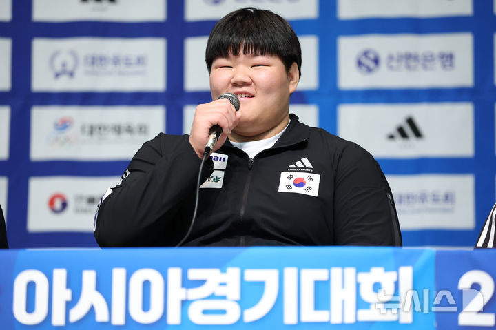 발언하는 기대주 이현지