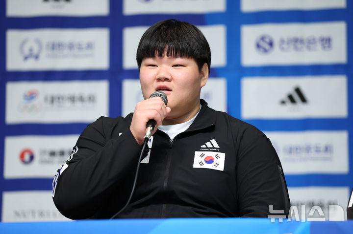 발언하는 기대주 이현지