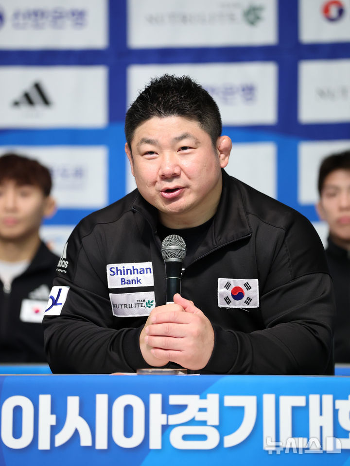 발언하는 황희태 감독