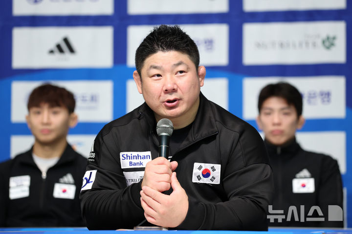 발언하는 황희태 감독