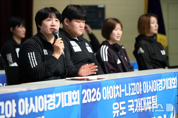 발언하는 여자 유도 정성숙 감독