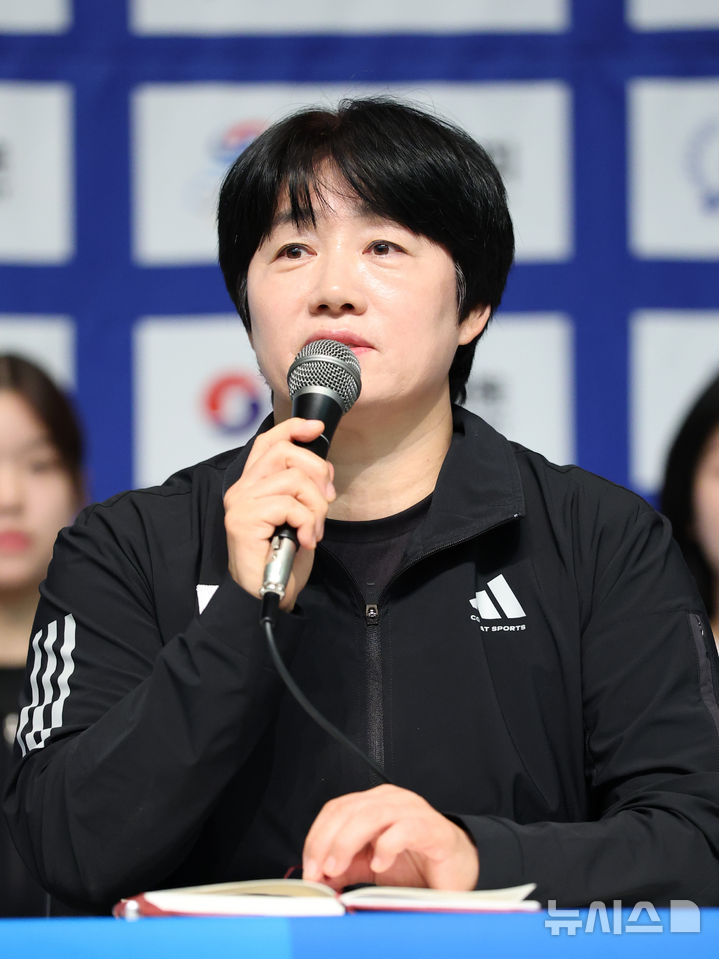 발언하는 여자 유도 정성숙 감독