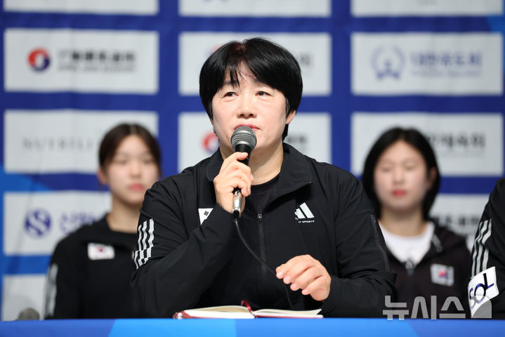 발언하는 여자 유도 정성숙 감독