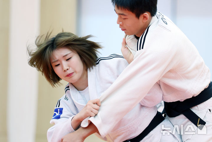 훈련에 집중하는 허미미