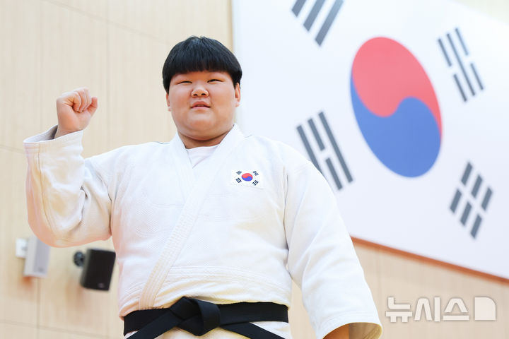 포즈 취하는 이현지