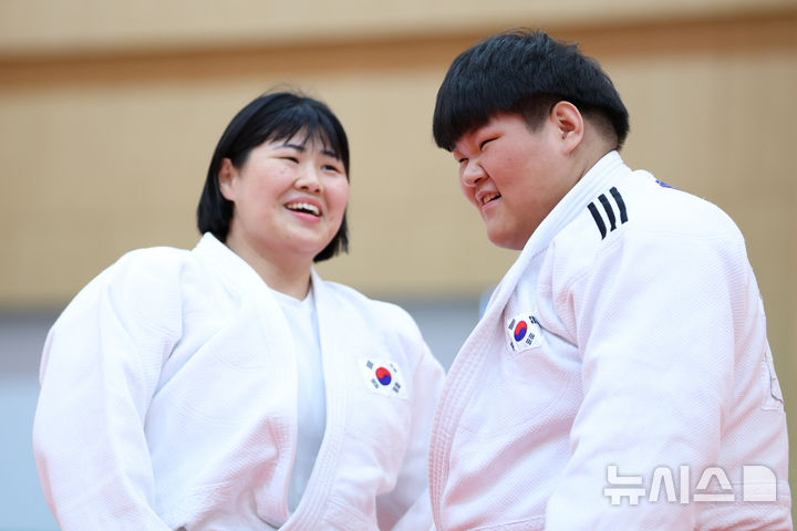 대화하는 이현지와 김하윤
