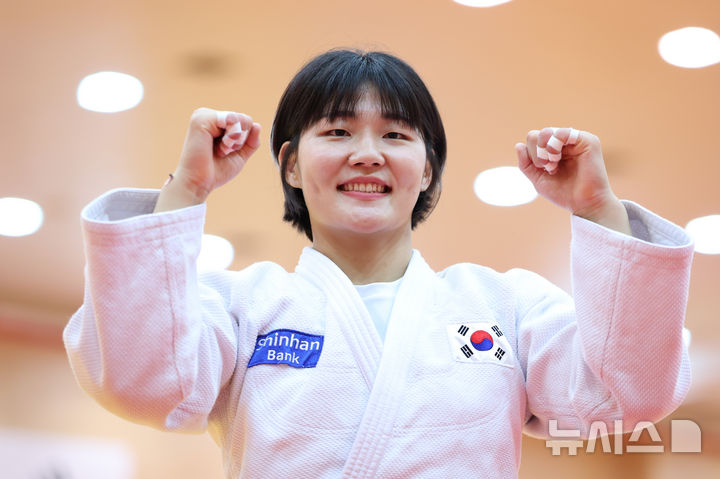 포즈 취하는 김민주