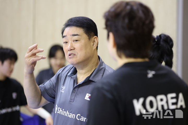 훈련 지도하는 이계청 감독