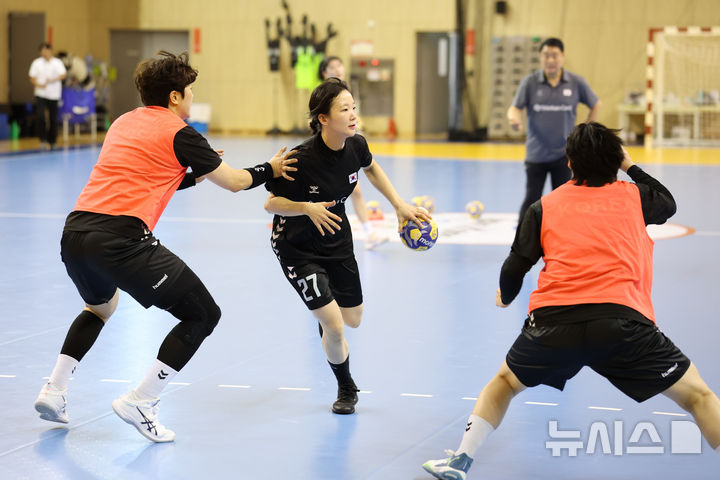 훈련하는 여자 핸드볼 대표팀