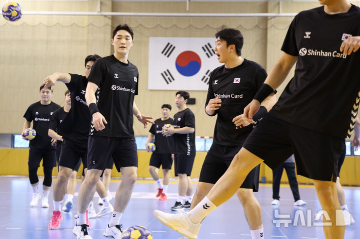훈련하는 남자 핸드볼 국가대표팀