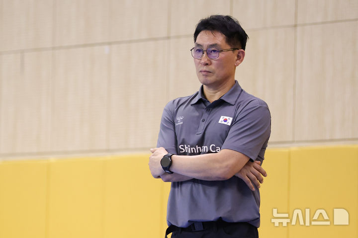훈련 지켜보는 조영신 감독