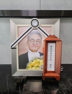 "아들, 또 올게"…'피터팬 아빠' 故전경철 작가, 아들 보이는 나무 아래 영면