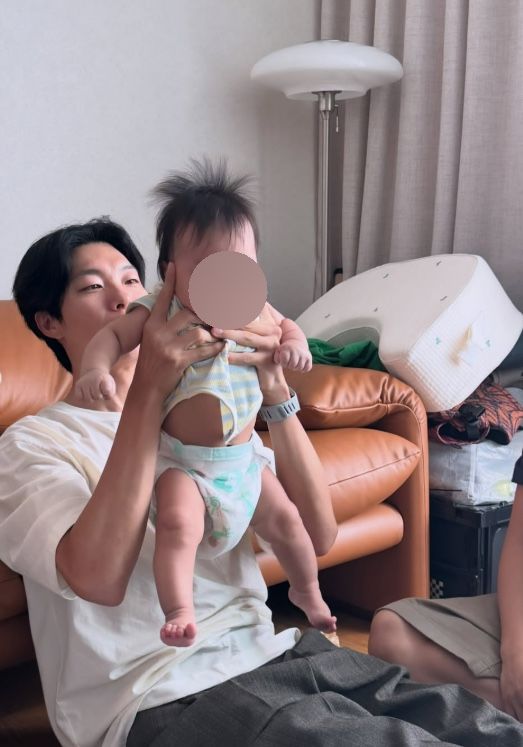 류준열, 미리 보는 아빠 미소…최유화 아들 품에 안고
