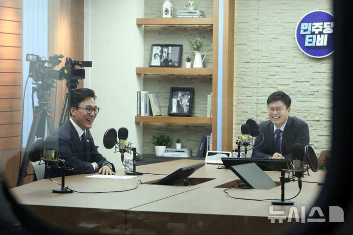 김민석, '서울시장 후보 청래' 수첩 논란에 "혼자 생각한 것… 찍혀서 죄송" [뉴시스Pic]