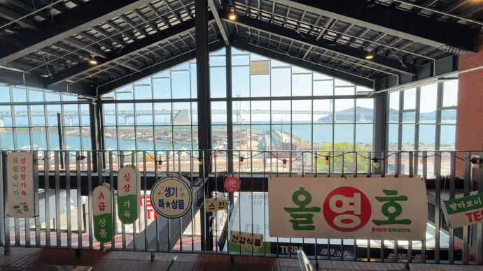 화장품이 수산물처럼 한가득…부산에 닻 내린 올리브영