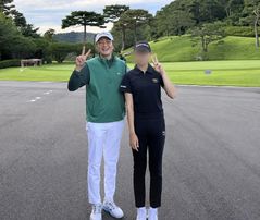 배용준, 골프장서 포착…환한 미소
