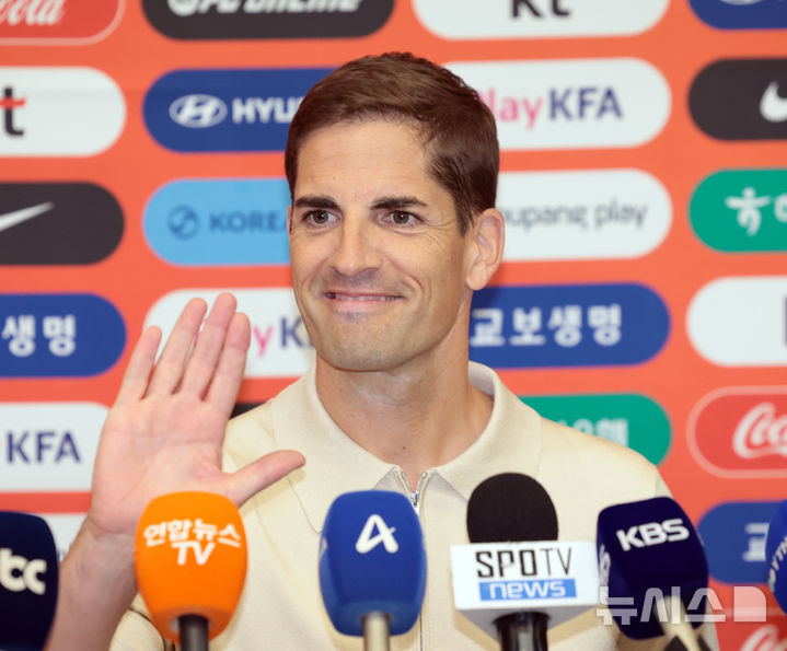 '축구 임시 감독' 모레노 "한국 국민이 대표팀에 자부심 갖게 할 것" [뉴시스Pic] 