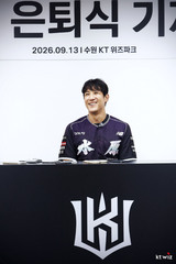 은퇴식 기자회견하는 kt wiz 황재균
