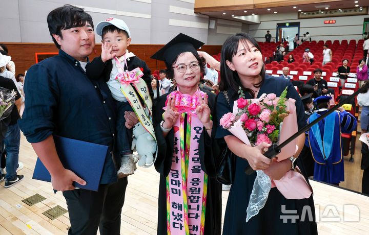 "할머니 졸업 축하해요" 만학도의 감격스러운 졸업식 [뉴시스Pic]