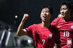 '엄지성 해트트릭' 남자 축구, 카타르 4-1 제압…대회 첫 승[나고야AG]
