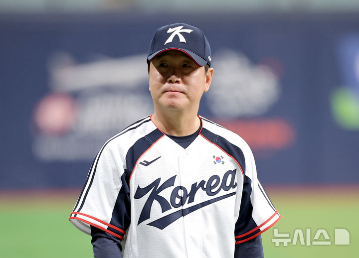 공개훈련 지켜보는 류지현 아시안게임 야구 대표팀 감독