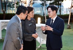김정관 산업부 장관, 미셸 스틸 주한미국대사와 대화