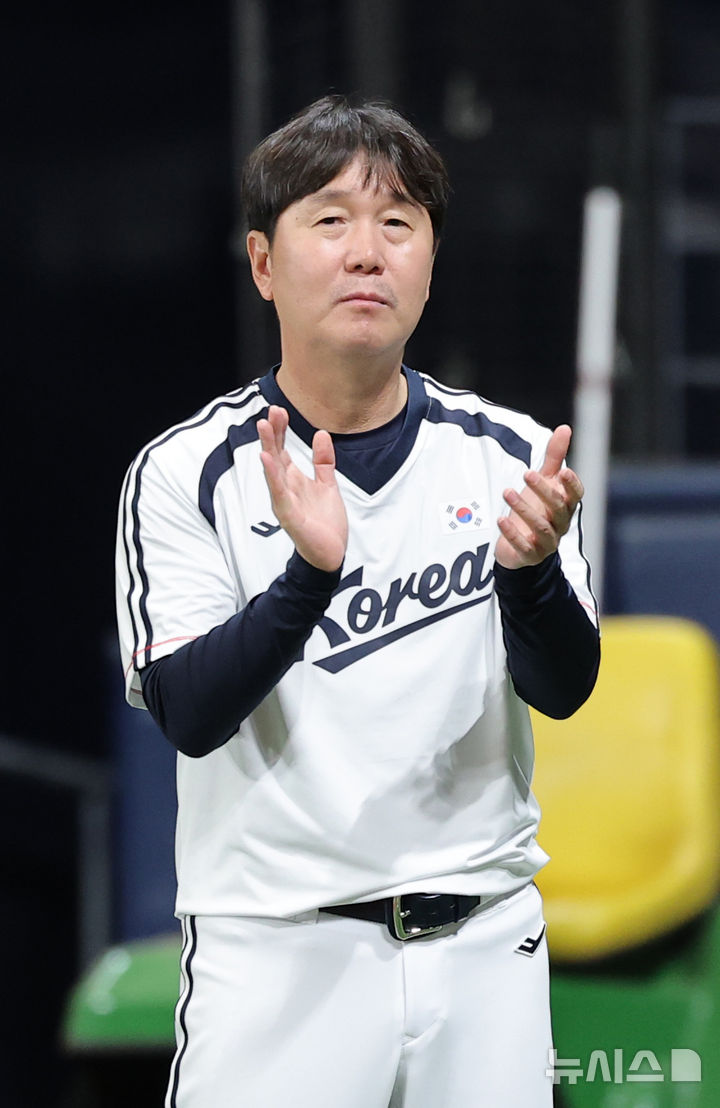 박수치는 류지현 감독