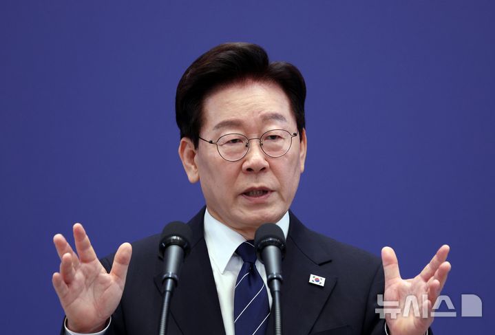 이 대통령, 100여분 간 스탠딩 기자회견 [뉴시스Pic]