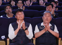 박수치는 양대노총 위원장
