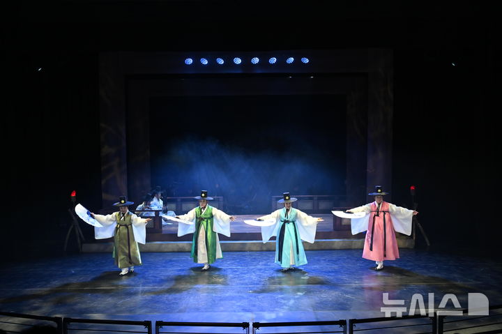 450년 전 그림, 춤과 소리를 입다…창무극 '희경루방회도'[객석에서]