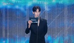 김수현, 시상자로 국내 무대 복귀…임영웅에 트로피 건네