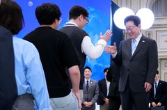 청년들과 하이파이브 하는 이재명 대통령
