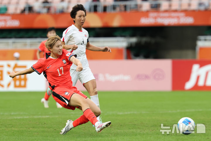여자 축구, 남북전서 1-1 무승부…조 2위로 '8강행' [뉴시스Pic]
