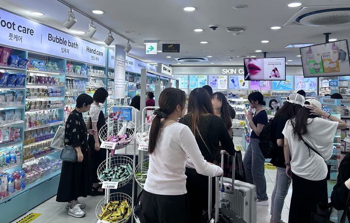 "백화점 세럼과 성분 똑같다"…5000원짜리 화장품에 외국인·남성까지 몰렸다[출동!인턴]