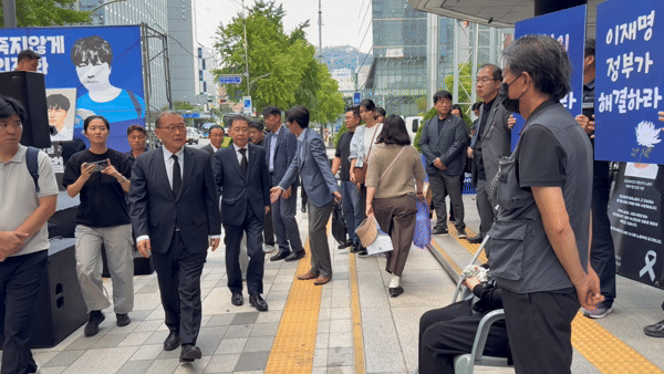 고개 숙인 정몽원…HL만도 사망 근로자 빈소 조문