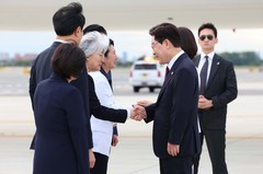강경화 주미대사와 인사하는 이재명 대통령