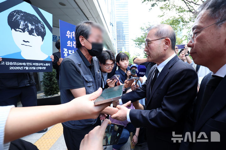 [현장] "다시는 재발 않도록" 고개숙인 정몽원 HL그룹 회장, 빈소 조문